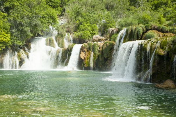 Фотообои Водопады у водоёма