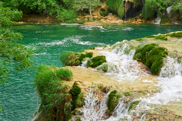 Фотообои Маленькие речные водопады