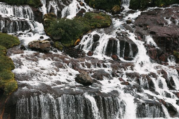 Фотообои Водный спад по камням