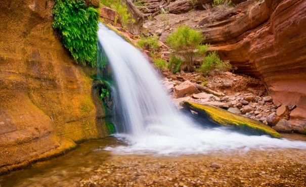 Фотообои Водопад в песочных горах