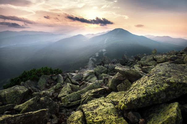 Фотообои Пасмурные каменные горы